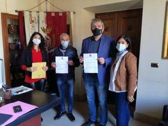 Marocchinate, Ass. vittime dona a Comune Pontecorvo documenti per richiesta medaglia al valor civile Marocchinate, Ass. vittime dona a Comune Pontecorvo documenti per richiesta medaglia al valor civile