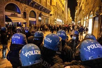 Scontri a Firenze: 20 fermati e agenti feriti Scontri a Firenze: 20 fermati e agenti feriti