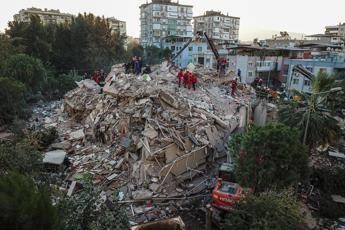Terremoto a Smirne, bilancio sale a 25 morti e oltre 800 feriti Terremoto a Smirne, bilancio sale a 25 morti e oltre 800 feriti