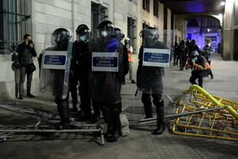 Coronavirus Spagna, violente proteste contro misure anti Covid