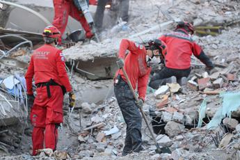 Terremoto a Smirne, sale a 49 il numero delle vittime