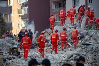 Terremoto Turchia, miracolo a Smirne: bimba in salvo dopo 91 ore Terremoto Turchia, miracolo a Smirne: bimba in salvo dopo 91 ore