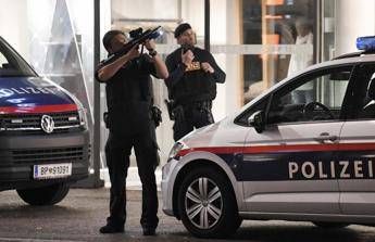 Vienna, Kurz: Almeno 15 feriti, terroristi in fuga Vienna, Kurz: Almeno 15 feriti, terroristi in fuga