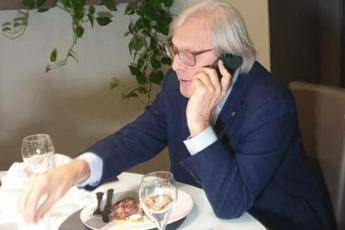 Sgarbi: In 20 a cena al ristorante contro dittatura fascista