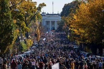 Elezioni Usa, folla in festa per Biden: La fine di un incubo Elezioni Usa, folla in festa per Biden: La fine di un incubo