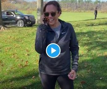 Ce l'abbiamo fatta, Joe: la telefonata di Harris a Biden - video Ce l'abbiamo fatta, Joe: la telefonata di Harris a Biden - video