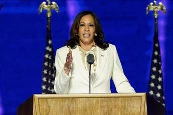 Elezioni Usa, Kamala Harris in bianco: omaggio alle suffragette