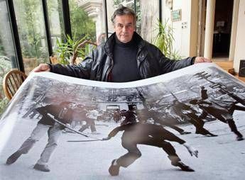 La Francia piange Bruno Barbey, l'occhio Magnum sulla storia La Francia piange Bruno Barbey, l'occhio Magnum sulla storia