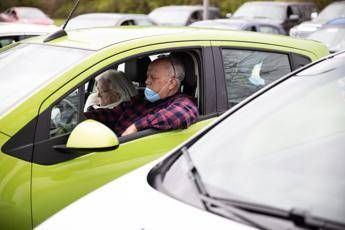 Mascherine in auto, ecco le regole da seguire