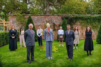 Yoox e il principe Carlo lanciano collezione di moda sostenibile Yoox e il principe Carlo lanciano collezione di moda sostenibile