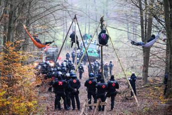Germania, proteste contro abbattimento alberi: fermata Carola Rackete