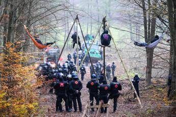 Germania, proteste contro abbattimento alberi: fermata Carola Rackete Germania, proteste contro abbattimento alberi: fermata Carola Rackete