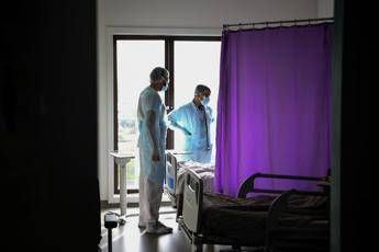 Coronavirus Francia, oltre 28mila nuovi casi e 427 morti Coronavirus Francia, oltre 28mila nuovi casi e 427 morti