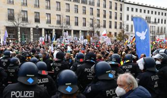Covid Germania, in migliaia in piazza contro restrizioni