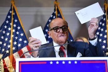 Elezioni Usa, Giuliani attacca: Piano per brogli in città a guida dem Elezioni Usa, Giuliani attacca: Piano per brogli in città a guida dem