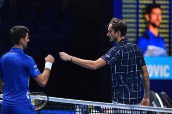Atp Finals, Medvedev batte Djokovic in due set e va in semifinale Atp Finals, Medvedev batte Djokovic in due set e va in semifinale