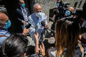 Crisanti e io non farei vaccino senza dati: è bufera Crisanti e io non farei vaccino senza dati: è bufera