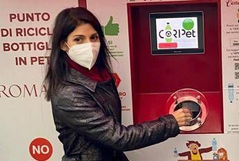 Roma, Raggi: Macchinette mangiaplastica anche nei mercati rionali, a Magliana la prima Roma, Raggi: Macchinette mangiaplastica anche nei mercati rionali, a Magliana la prima