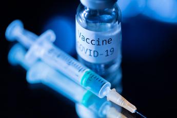 Covid, Andreoni: Politici si facciano vaccinare tutti