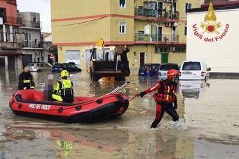 Crotone, Gerardo Sacco: La situazione peggiora, mezza città sott'acqua Crotone, Gerardo Sacco: La situazione peggiora, mezza città sott'acqua
