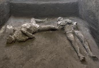 Pompei, ritrovati due corpi intatti: il video della scoperta