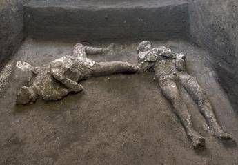 Pompei, ritrovati due corpi intatti: il video della scoperta Pompei, ritrovati due corpi intatti: il video della scoperta