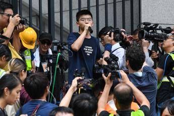 Hong Kong, Joshua Wong si dichiara colpevole: Non ci inchiniamo a Pechino Hong Kong, Joshua Wong si dichiara colpevole: Non ci inchiniamo a Pechino