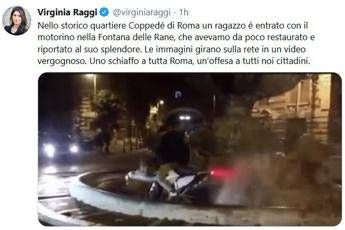 Roma, con il motorino nella fontana delle rane