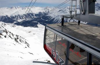 Covid Francia, quarantena per chi va a sciare all'estero