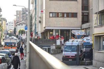 In piedi su auto per salutare mamma in ospedale, la foto virale In piedi su auto per salutare mamma in ospedale, la foto virale