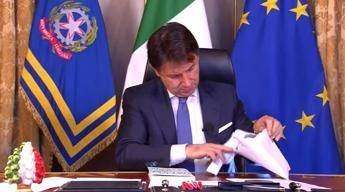 Fuorionda di Conte, premier riceve libro Bergoglio Fuorionda di Conte, premier riceve libro Bergoglio