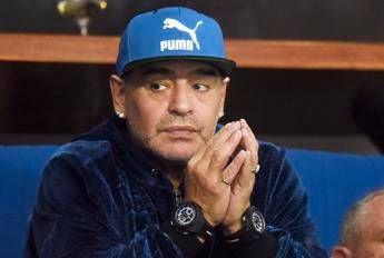Maradona, dopo l'operazione è caduto e ha battuto la testa Maradona, dopo l'operazione è caduto e ha battuto la testa