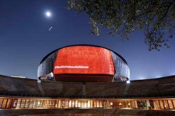 Violenza su donne: Auditorium Parco della Musica si tinge di rosso Violenza su donne: Auditorium Parco della Musica si tinge di rosso