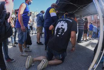 Maradona, scontri e disordini: feretro trasferito al cimitero