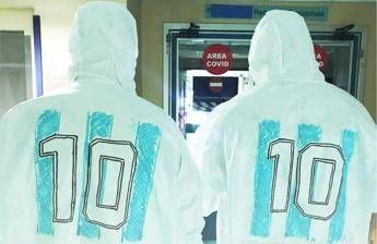 Maradona, numero 10 su tute anti-Covid: l'omaggio dei medici di Pavia Maradona, numero 10 su tute anti-Covid: l'omaggio dei medici di Pavia