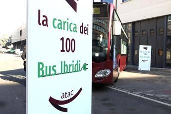 Arriva a Roma il primo bus ibrido, Raggi: Flotta Atac sempre più green Arriva a Roma il primo bus ibrido, Raggi: Flotta Atac sempre più green