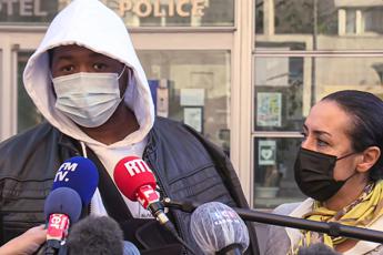 Francia, pestaggio del produttore Zecler: fermati 4 poliziotti