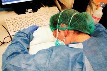 Covid, infermiera foto simbolo: Preoccupatevi di non far Natale in ospedale Covid, infermiera foto simbolo: Preoccupatevi di non far Natale in ospedale