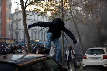 Parigi, scontri a manifestazione contro legge sulla sicurezza Parigi, scontri a manifestazione contro legge sulla sicurezza