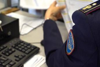 Pedopornografia, migliaia di video cruenti sul pc: arrestato operaio Pedopornografia, migliaia di video cruenti sul pc: arrestato operaio