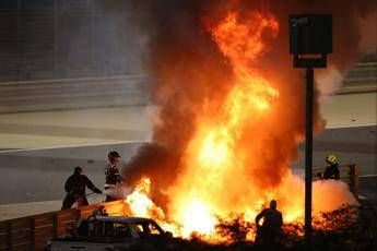 Grosjean, il video dell'incidente gela Twitter: Salvo per miracolo Grosjean, il video dell'incidente gela Twitter: Salvo per miracolo