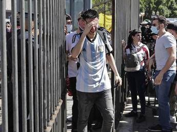 Maradona, medico personale indagato per omicidio colposo Maradona, medico personale indagato per omicidio colposo