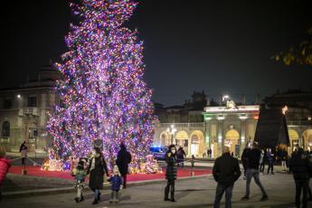 Natale e covid, meno spese per regali e cenone per 65% italiani