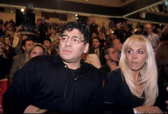 Maradona, eredità: figlie ed ex moglie escluse da testamento