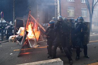 Francia, proteste contro legge sulla sicurezza: scontri a Parigi