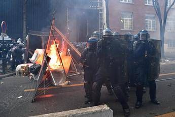 Francia, proteste contro legge sulla sicurezza: scontri a Parigi Francia, proteste contro legge sulla sicurezza: scontri a Parigi