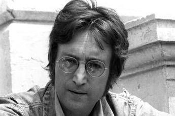 John Lennon, 40 anni fa la morte: tanti complotti e una sola folle verità John Lennon, 40 anni fa la morte: tanti complotti e una sola folle verità
