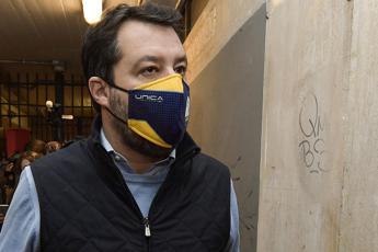 Salvini: Italia zona rossa? A Natale esco e aiuto clochard