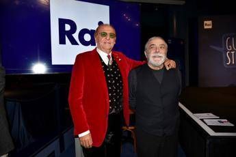 Renzo Arbore e gli auguri a Nino Frassica: L'ho inventato io Renzo Arbore e gli auguri a Nino Frassica: L'ho inventato io