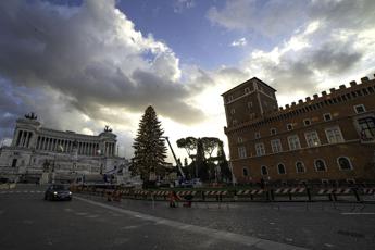 A Roma si accende Spelacchio, Raggi: Albero simbolo di rinascita